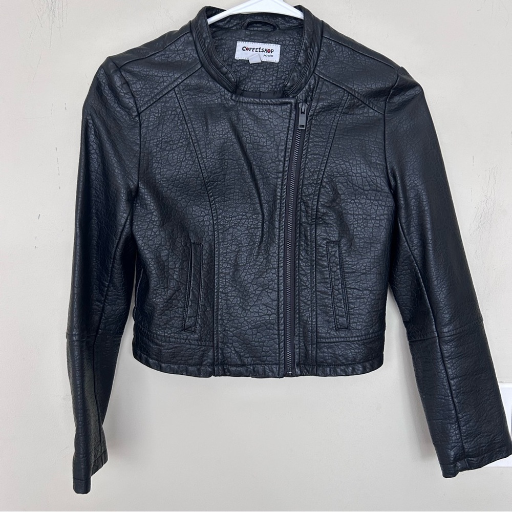 Coffeshop kids Black Textured Leather biker cropped Jacket with zipper. Sz M